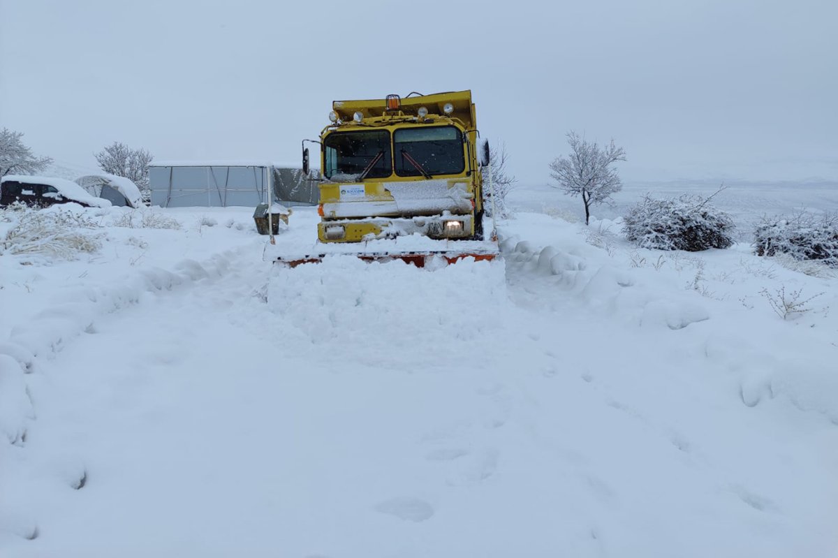 Malatya'da yoğun kar yağışı ve tipi nedeniyle kapanan yollar tekrar açılıyor