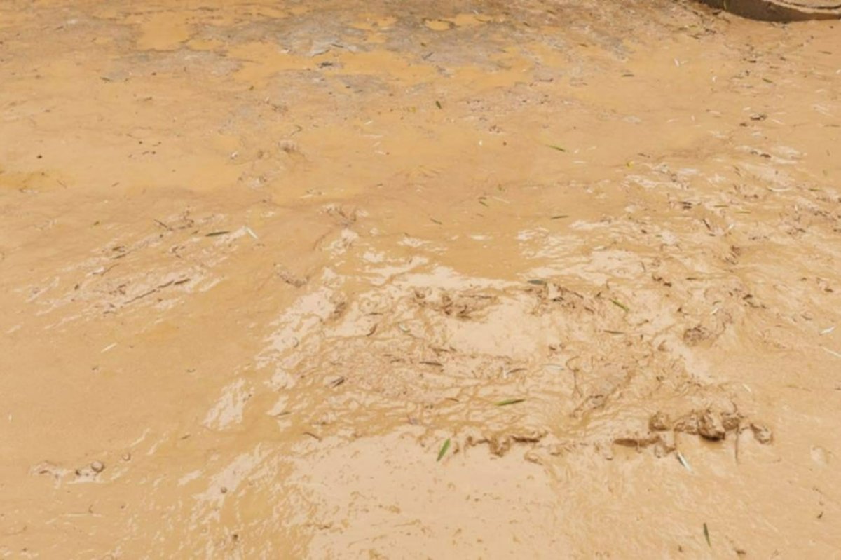 Şanlıurfa'da çamur deryasına dönen sokaklarda mahalleli isyan etti