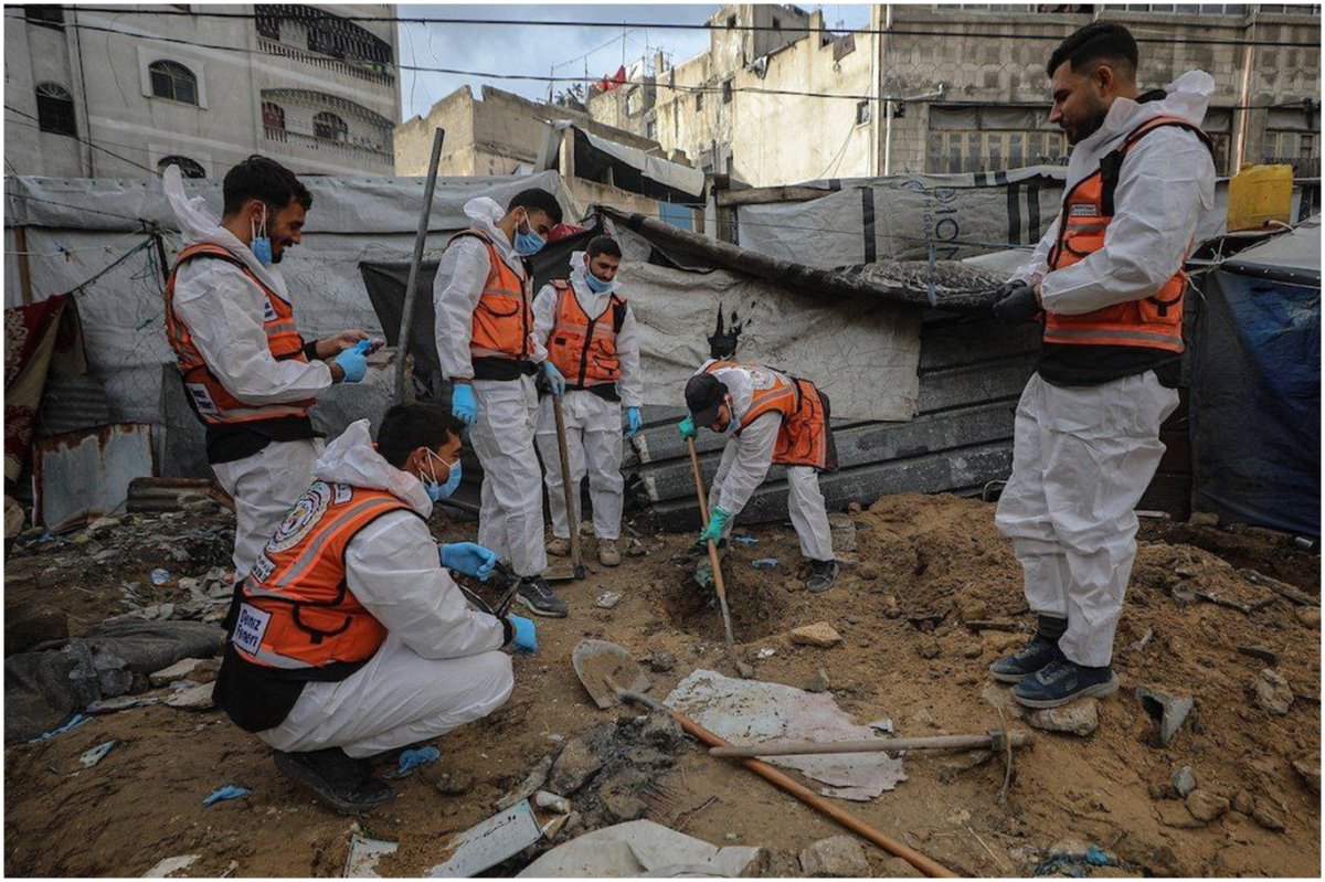 Gazze’de geçici mezarlıklardan çıkarılan yaklaşık 50 şehit, resmi mezarlıklara defnediliyor