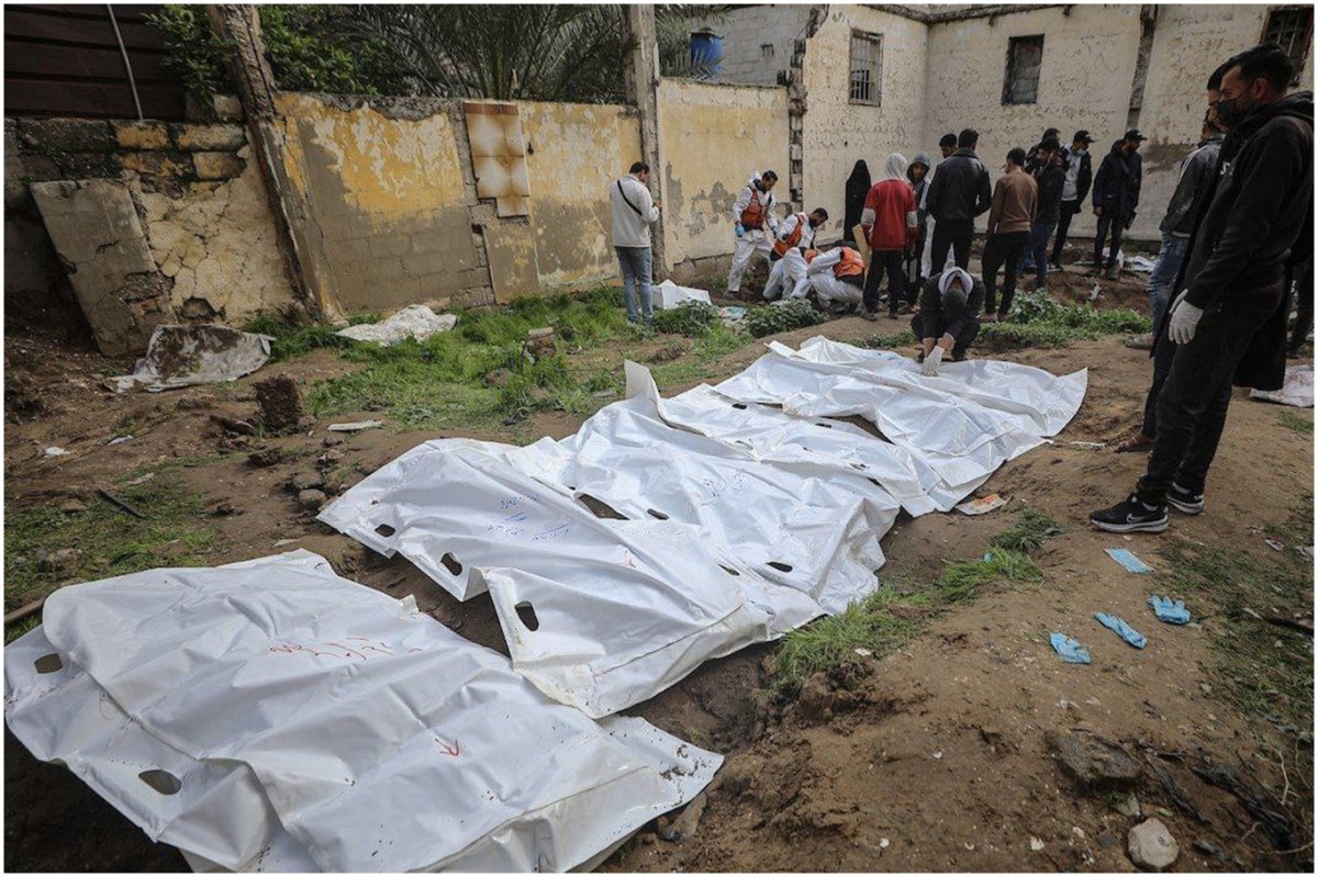 Gazze’de geçici mezarlıklardan çıkarılan yaklaşık 50 şehit, resmi mezarlıklara defnediliyor