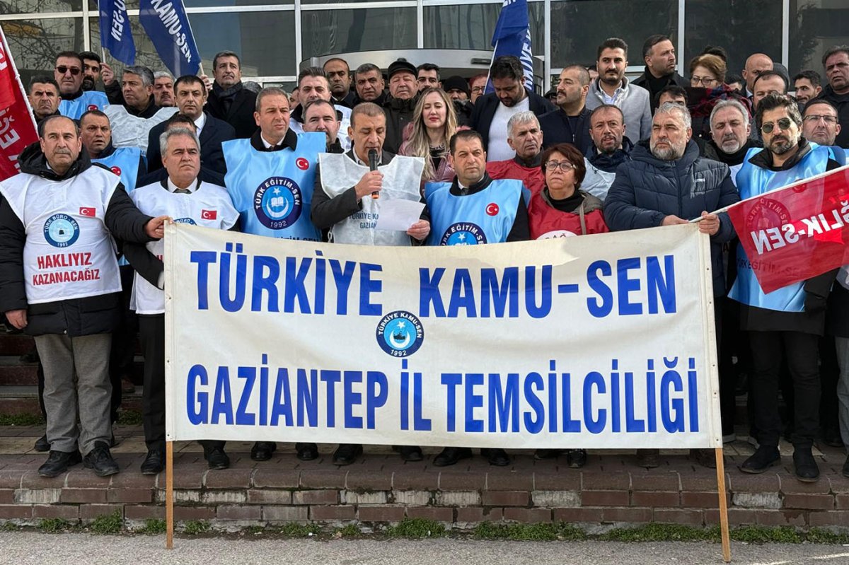 Kamu-Sen’e bağlı sendikalar Gaziantep Defterdarlığı önünde maaş zamlarını protesto etti