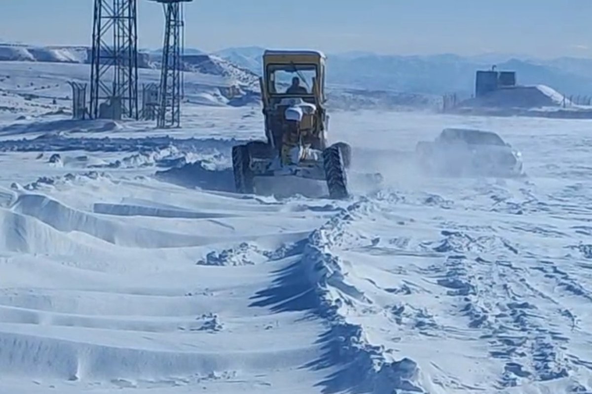 Malatya'da karda mahsur kalan araç ve vatandaşlar kurtarıldı