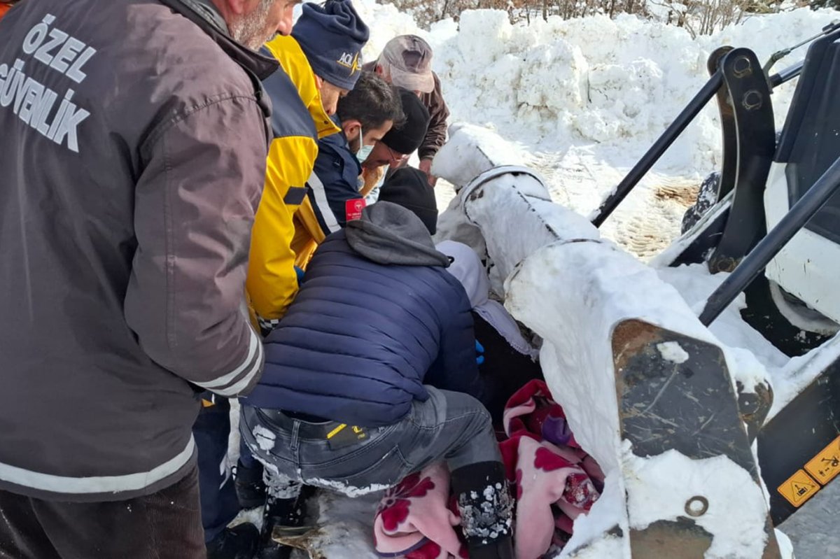 Malatya'da karda mahsur kalan araç ve vatandaşlar kurtarıldı