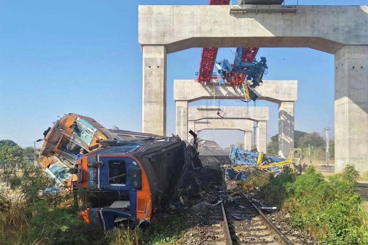 Tayland’da vinç trenin üzerine devrildi: En az 20 ölü