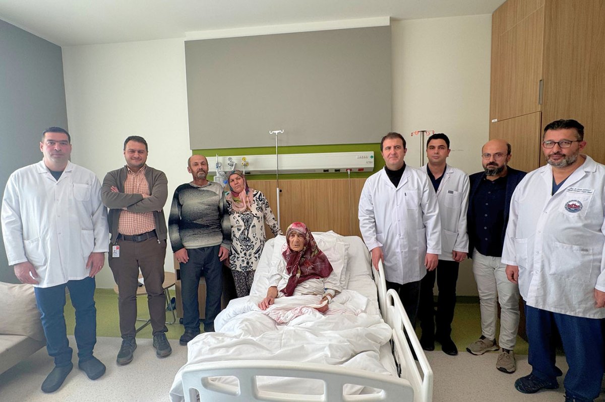 87 yaşındaki hastadan 4,5 kiloluk tümör alındı