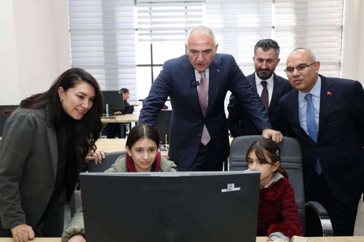 Bakan Ersoy Patnos İlçe Halk Kütüphanesi’nin açılışını gerçekleştirdi