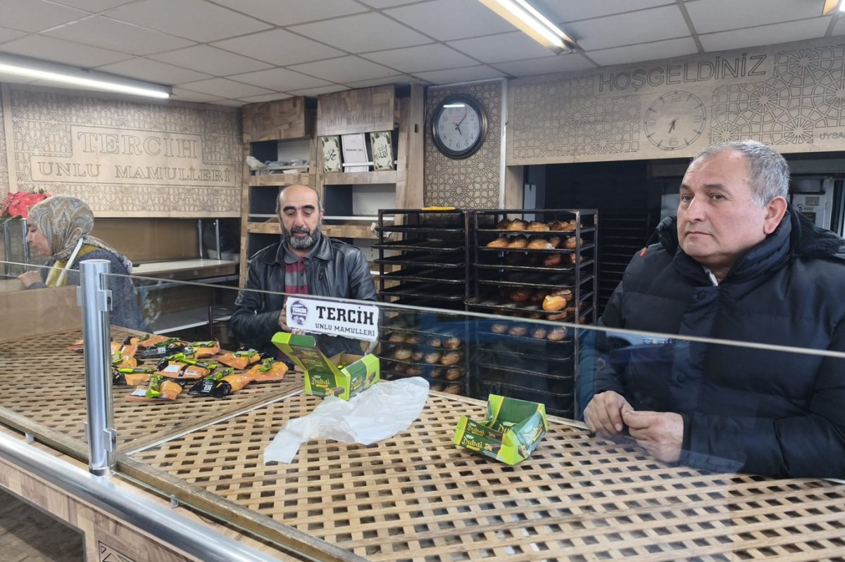 Siirt'te bir fırın Miraç Kandili vesilesiyle vatandaşlara çeşitli ikramlarda bulundu