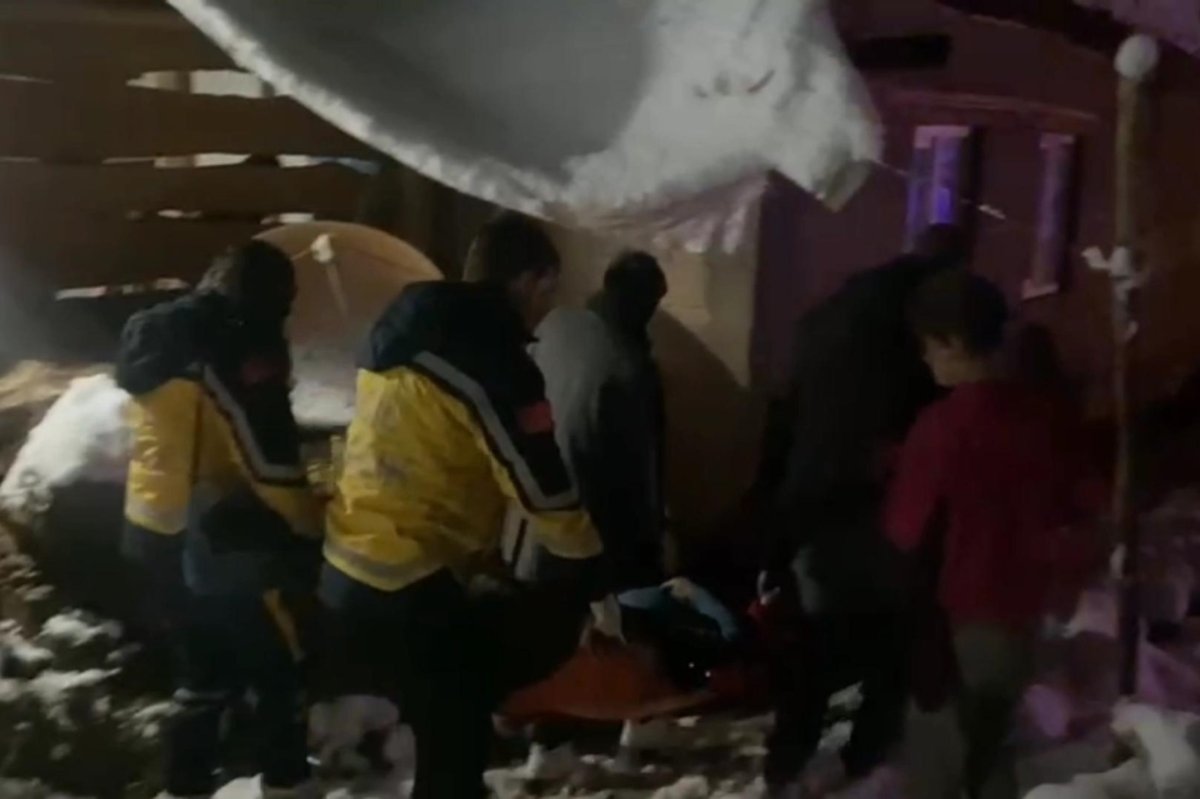 Şırnak’ta yolu kardan kapanan köydeki hastaya paletli ambulansla ulaşıldı