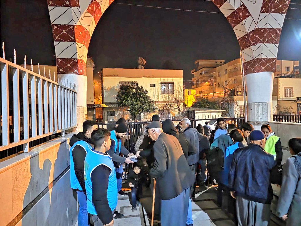 Tarsus’ta Hür Gençlik’ten Miraç Kandili’nde cami cemaatine lokum ikramı