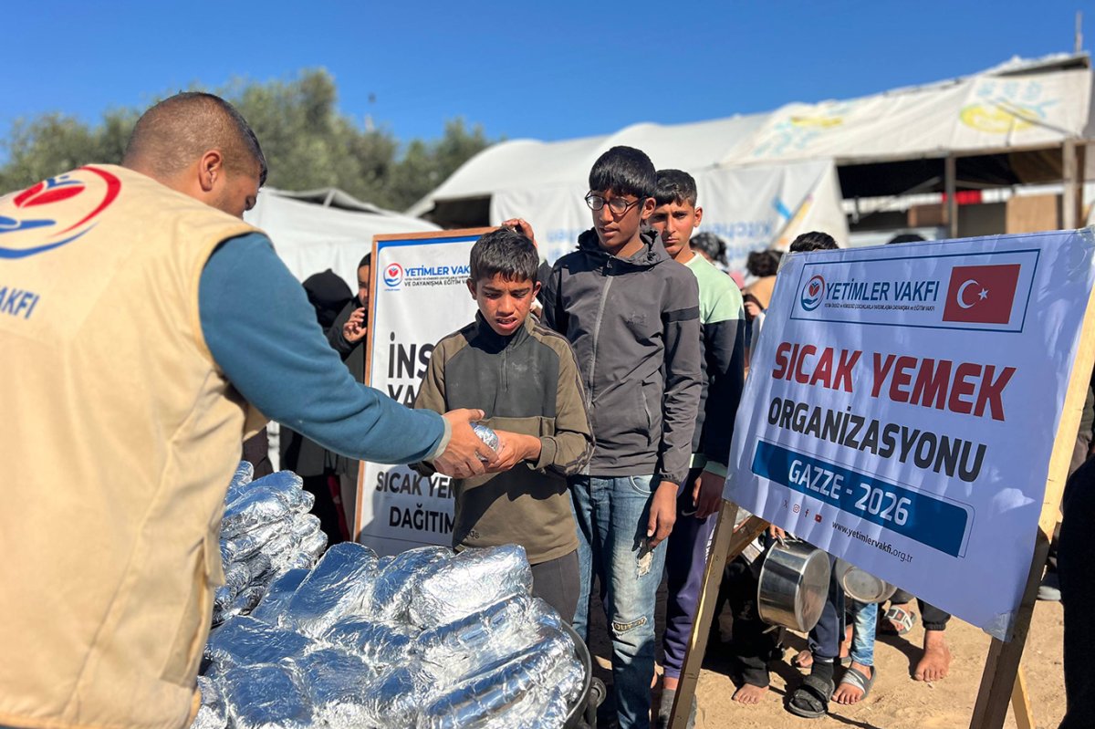 Yetimler Vakfı Miraç Kandili'nde de Gazzelilere günlük sıcak yemek desteğini sürdürdü