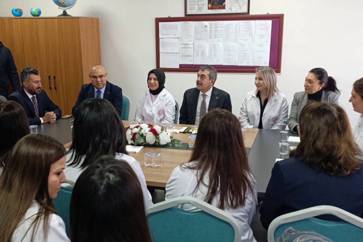 Bakan Tekin Ağrı'da öğrencilerin karne heyecanına ortak oldu