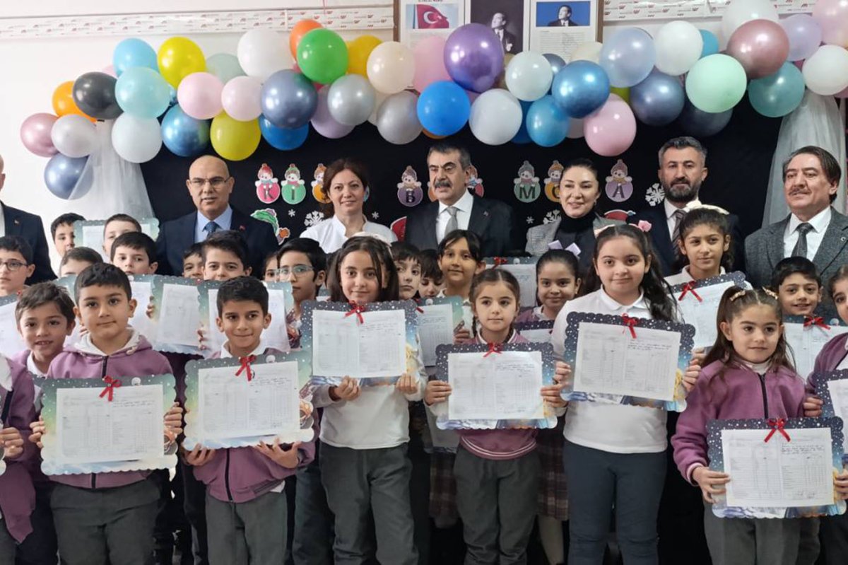 Bakan Tekin Ağrı'da öğrencilerin karne heyecanına ortak oldu