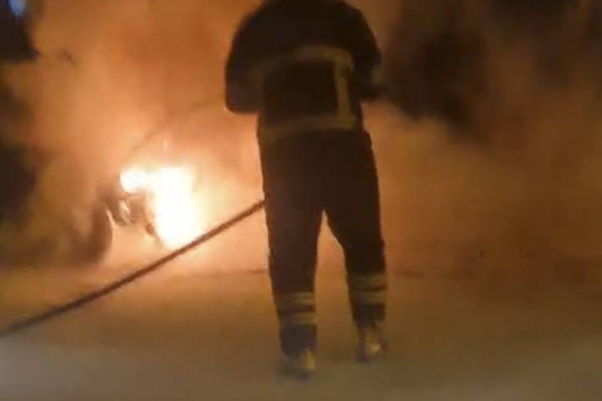 Batman'da park halindeki otomobil alevlere teslim oldu