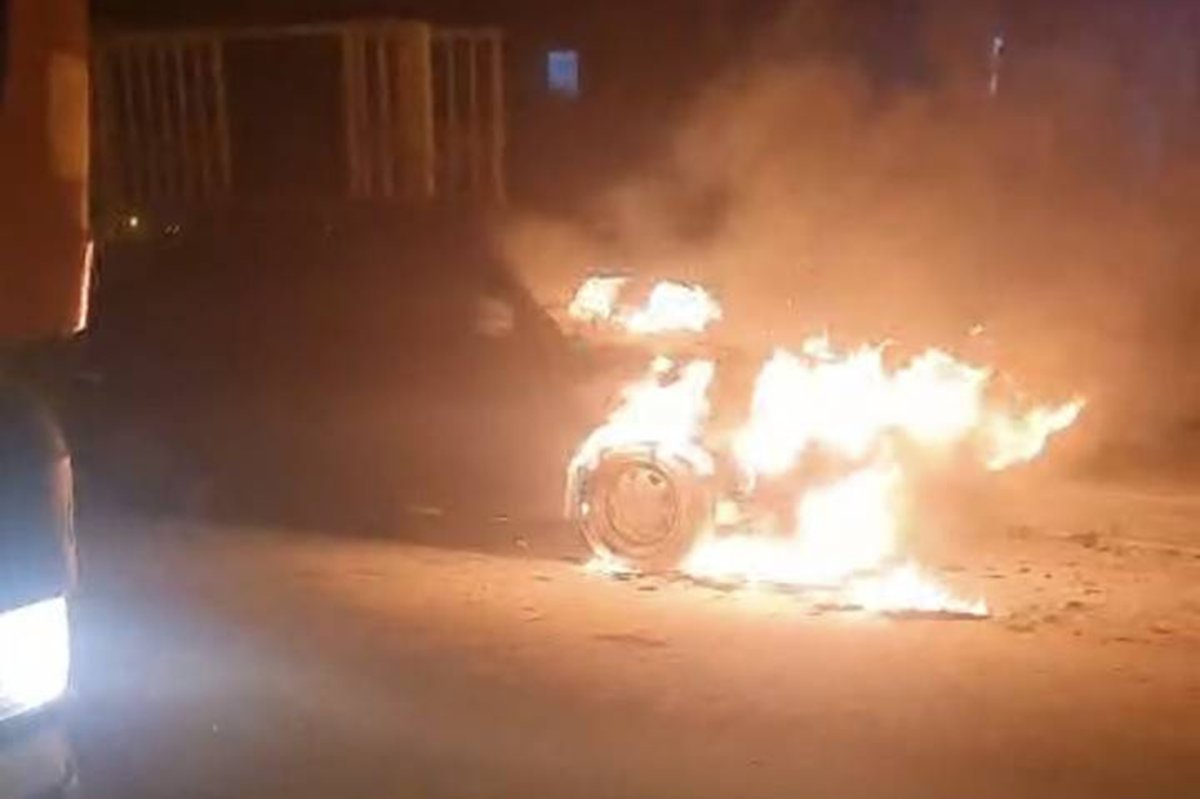 Batman'da park halindeki otomobil alevlere teslim oldu