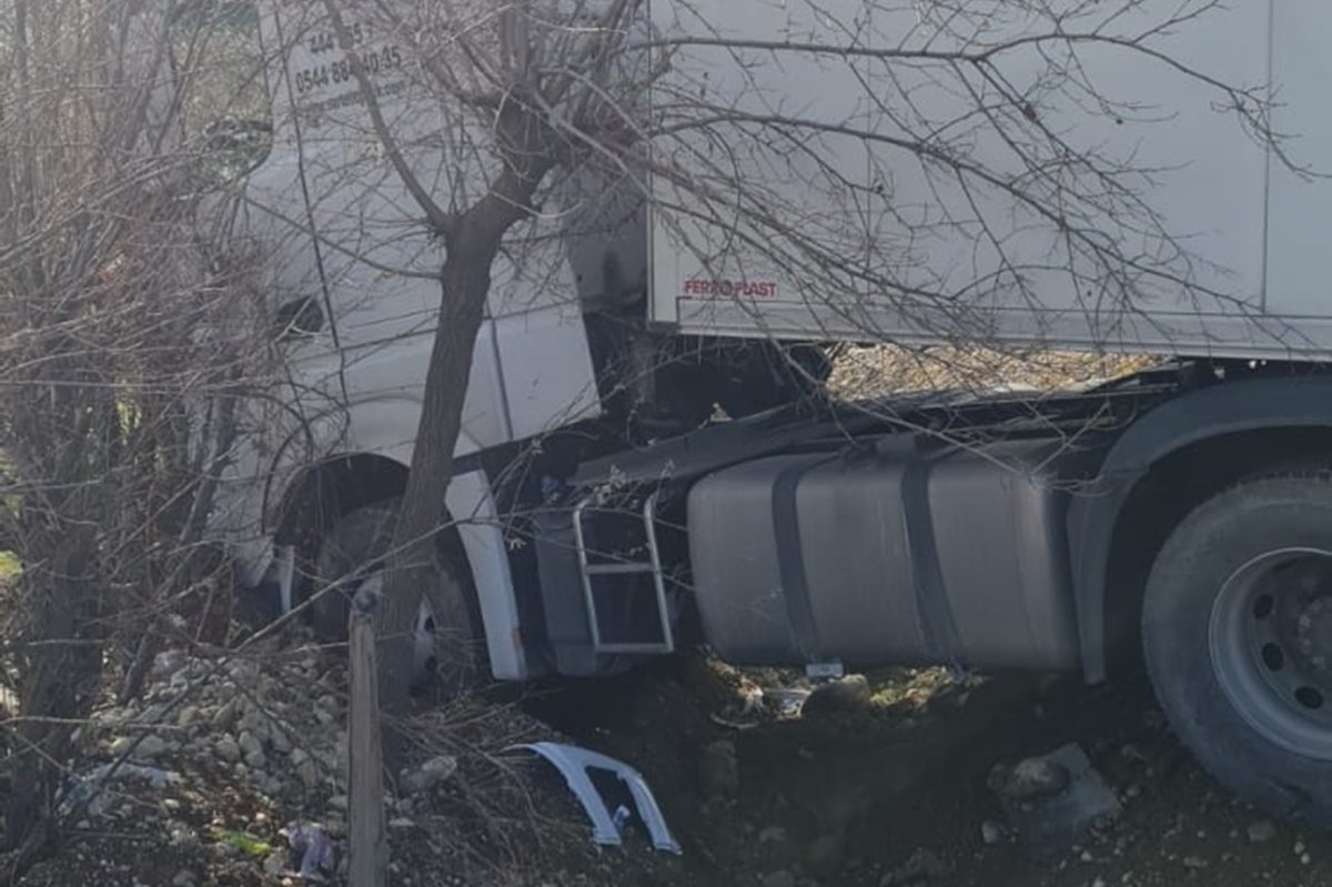 Batman'da tır ve minibüsün karıştığı kazada 6 kişi yaralandı