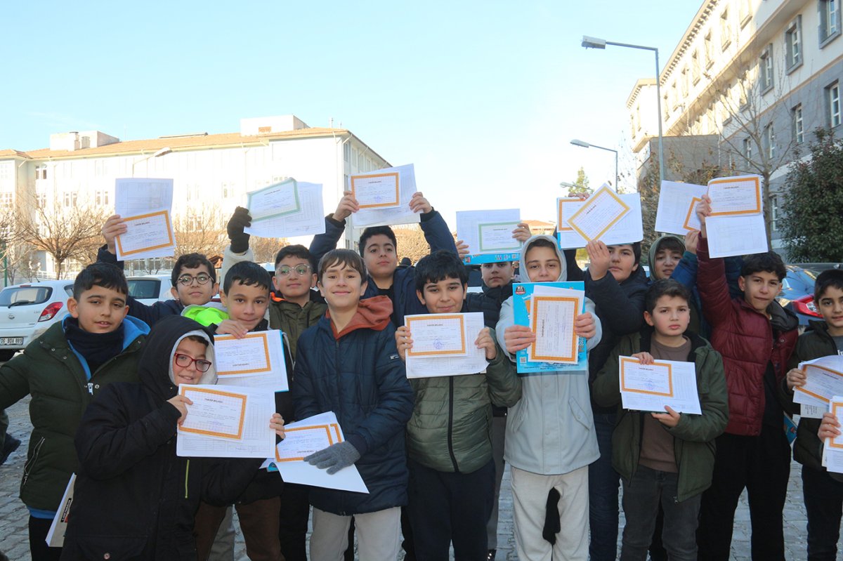 İmam Hatipli öğrenciler: Aldığımız takdir belgesinin asıl sahibi Gazzeli kardeşlerimizdir