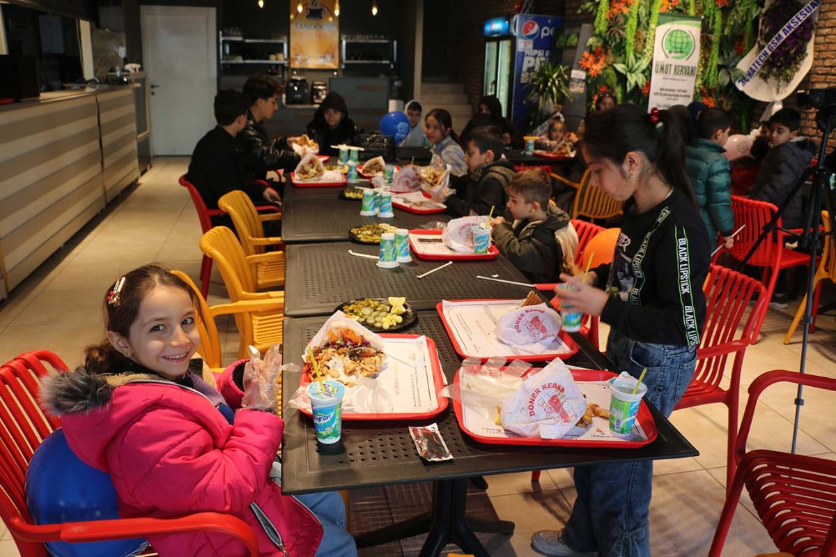 Umut Kervanı Şanlıurfa’dan yetim ve öksüz çocuklara döner ve pizza ikramı