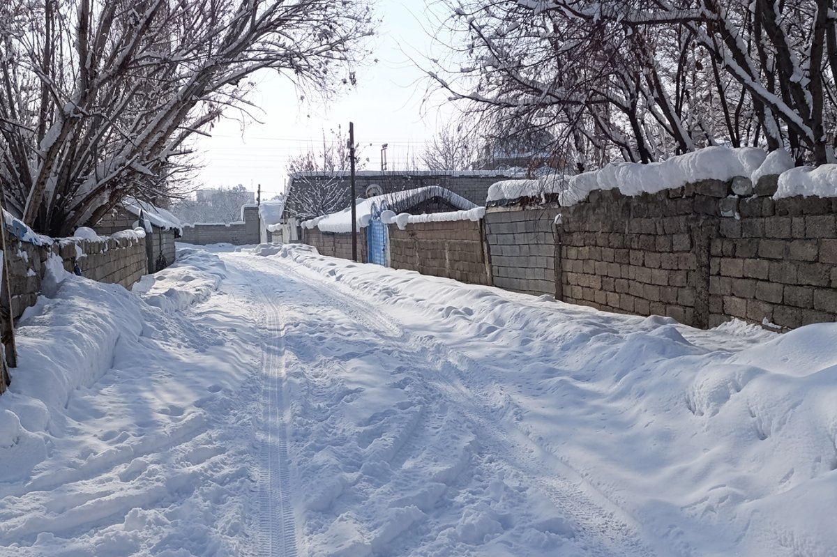 Ağrı’da çatılar çöktü, vatandaş kaldırıma hasret kaldı