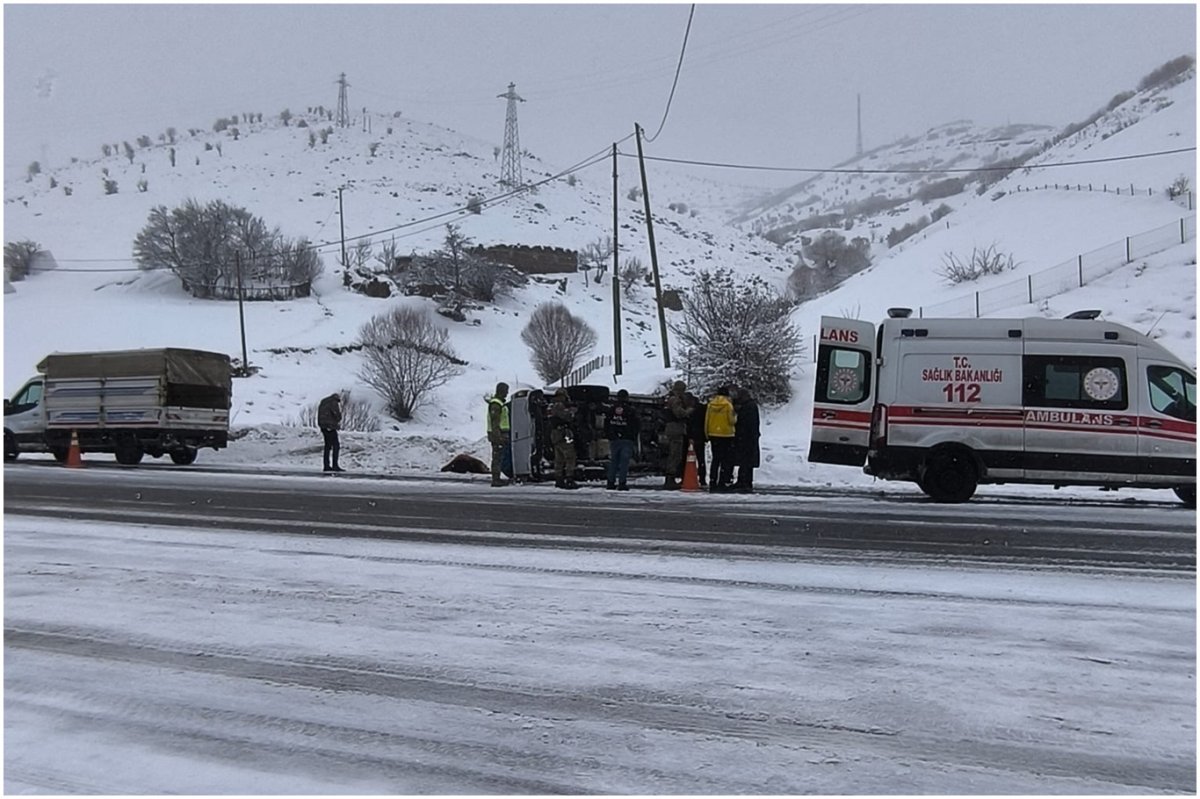 Bitlis-Van yolunda minibüs devrildi: 4 yaralı