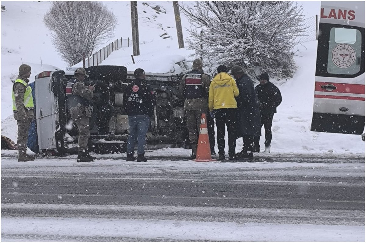 Bitlis-Van yolunda minibüs devrildi: 4 yaralı