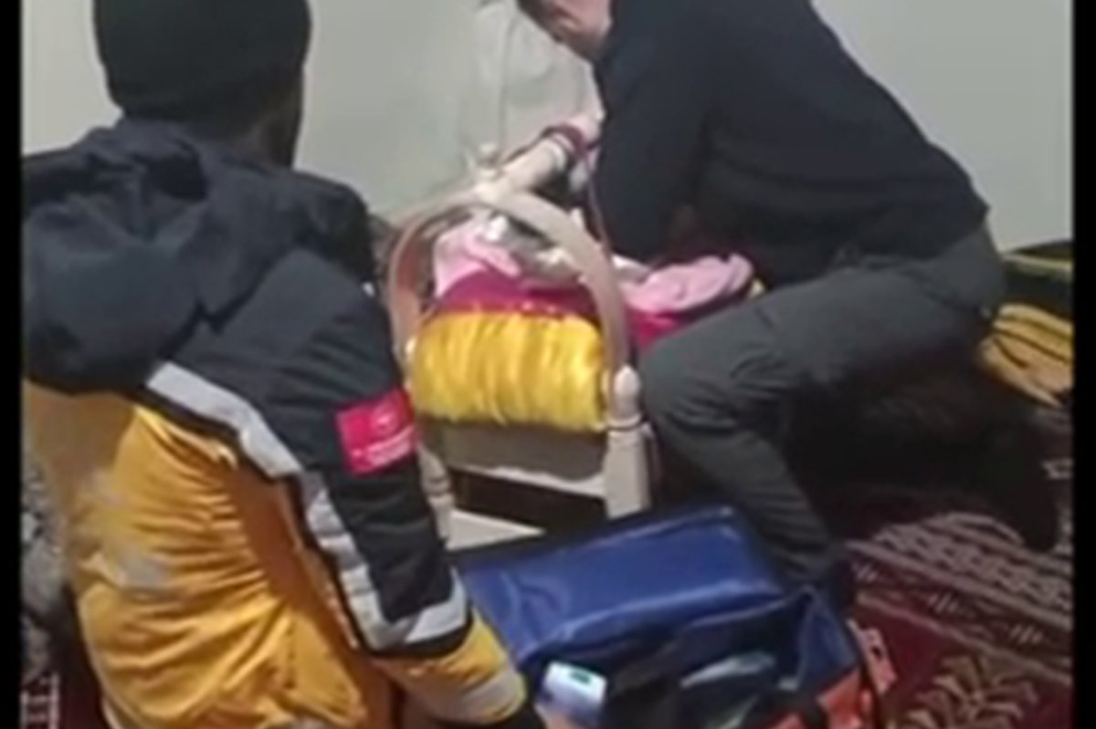 Siirt’te karla kaplı yollarda zamanla yarış: mahsur kalan aile ve yeni doğan bebek kurtarıldı