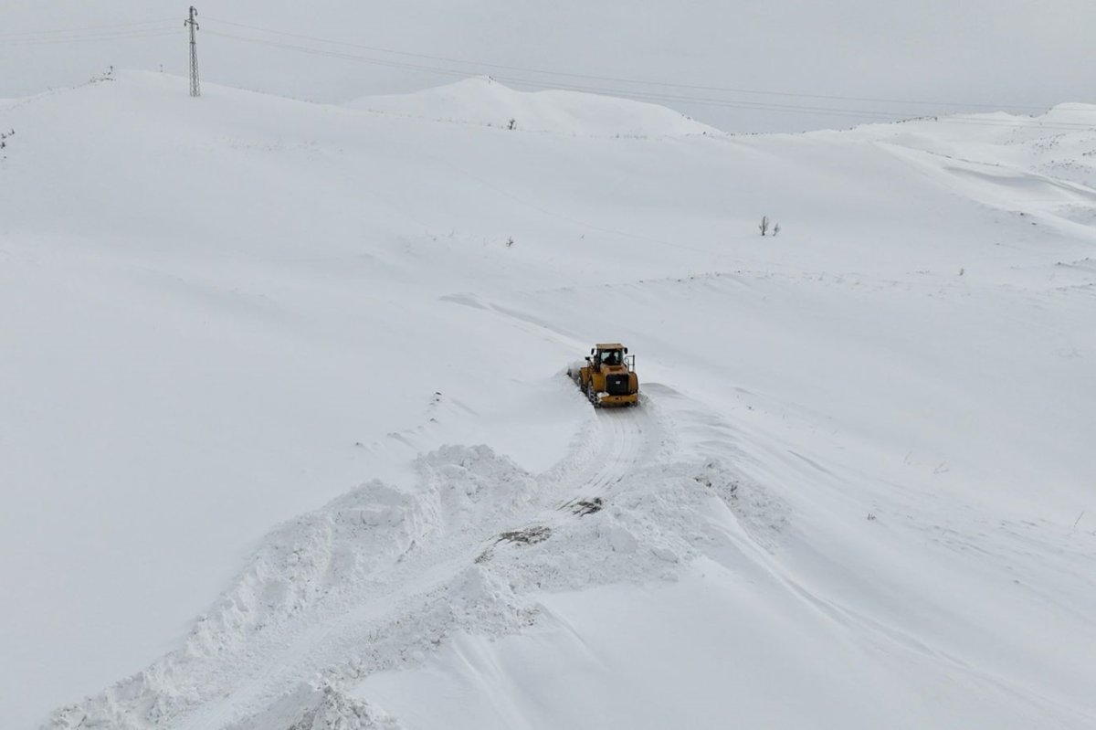 Siirt’te karla mücadele seferberliği: 2 metrelik kar tünelleri aşıldı, köy yolları açıldı