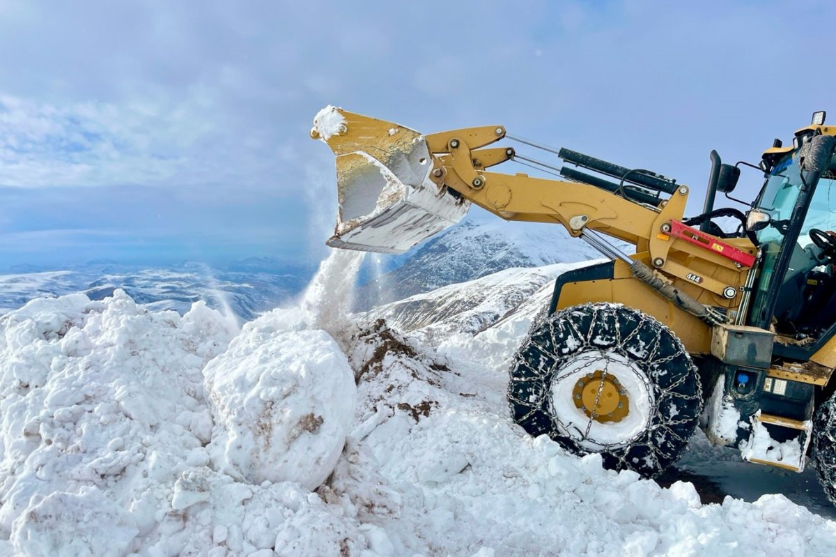 Siirt’te karla mücadele seferberliği: 2 metrelik kar tünelleri aşıldı, köy yolları açıldı