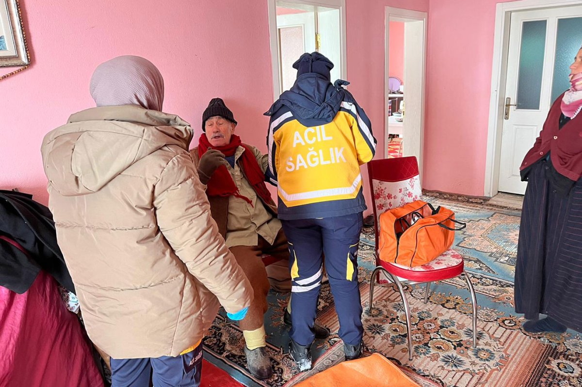 Battalgazi Belediyesi ekipleri sağlık çalışanlarını iş makinesiyle hastaya ulaştırdı