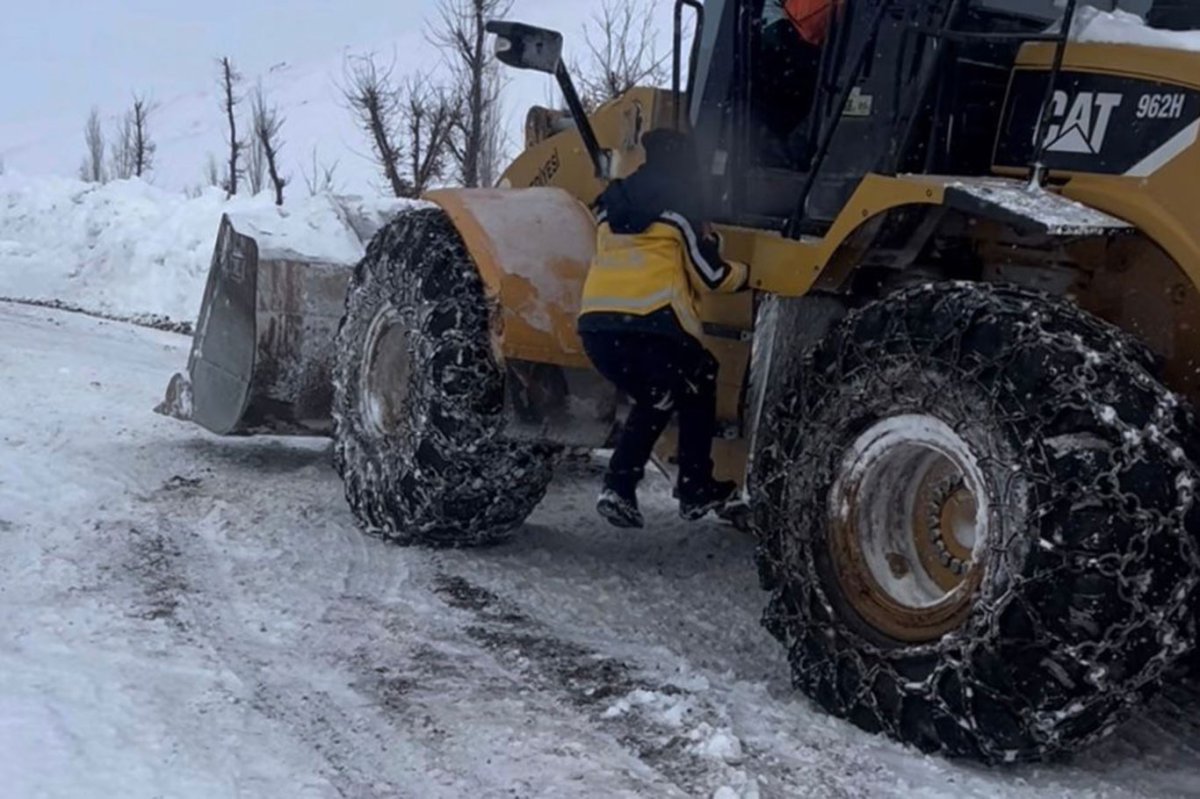 Battalgazi Belediyesi ekipleri sağlık çalışanlarını iş makinesiyle hastaya ulaştırdı