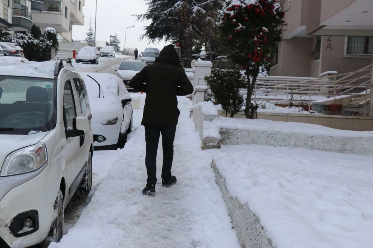 FTR Uzmanı Dr, Sezen’den karlı ve buzlu yollarda yürürken dikkat uyarısı