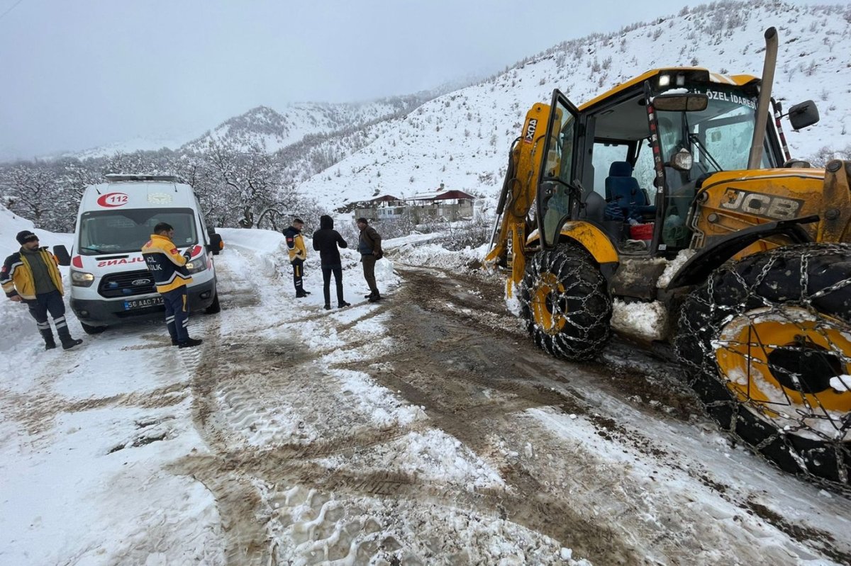 Köylerde mahsur kalan vatandaşlar kurtarıldı, çığ düşen yol açıldı