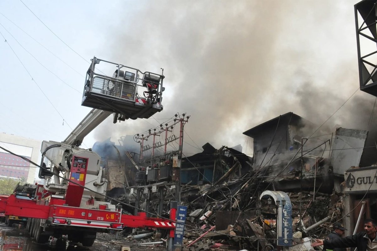 Pakistan'da AVM yangınında ölü sayısı 14'e yükseldi