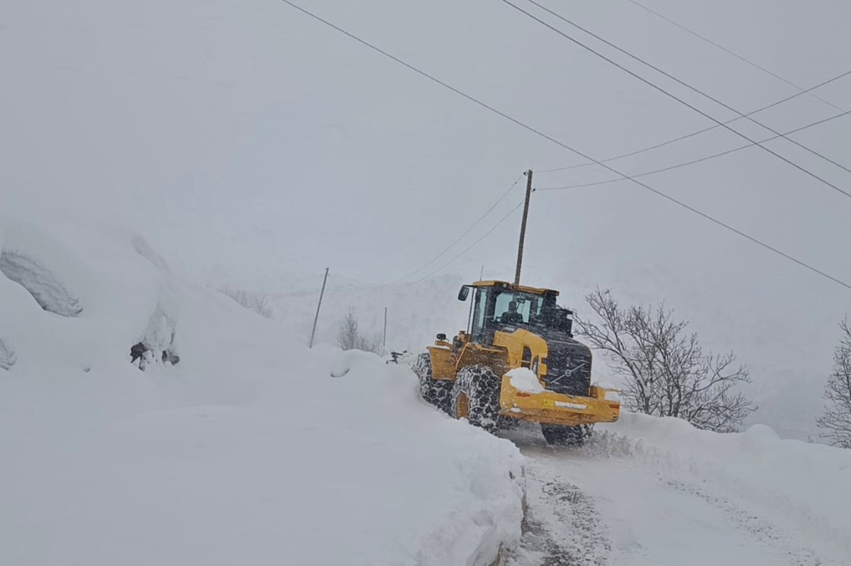 Şırnak'ta kar nedeniyle kapanan yolları açma çalışmaları devam ediyor