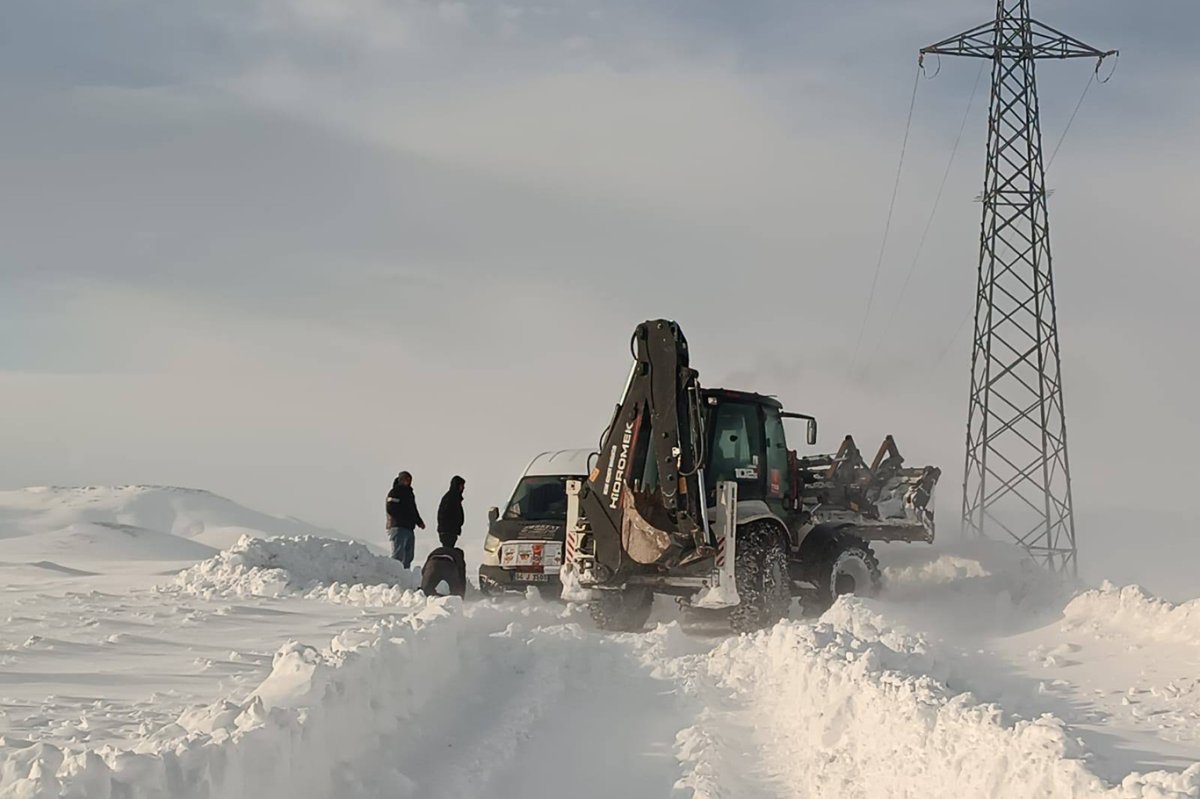 Taşlıçay’da mahsur kalan araçlar kurtarıldı