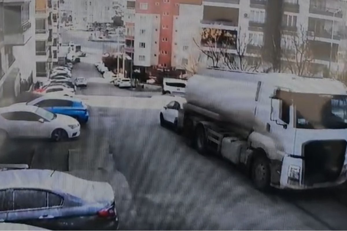 Batman'da freni boşalan tanker, park halindeki araçlara çarptı