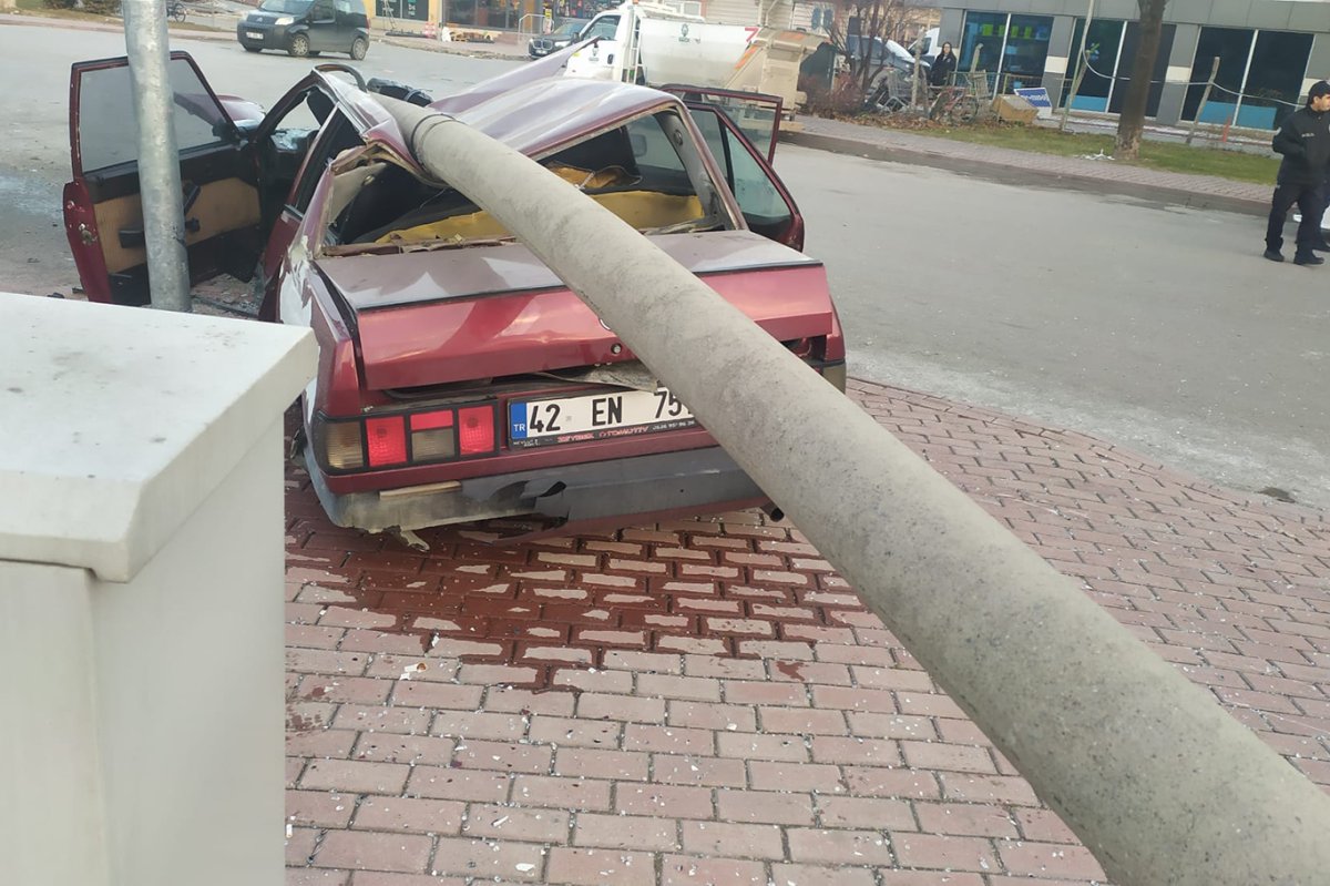 Konya’da kontrolden çıkan otomobil direğe çarparak durabildi