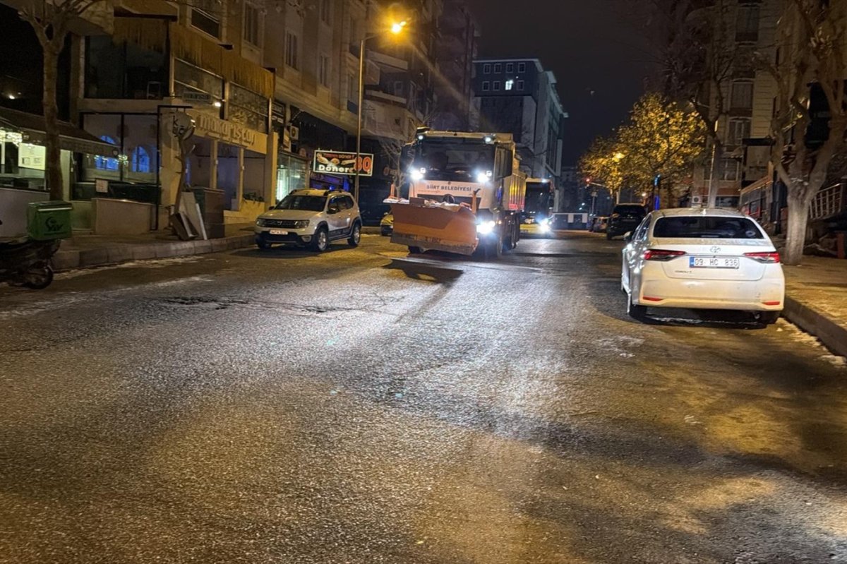 Siirt’te kar yağışı sonrası tuzlama ve buzlanmaya karşı çalışmalar sürüyor