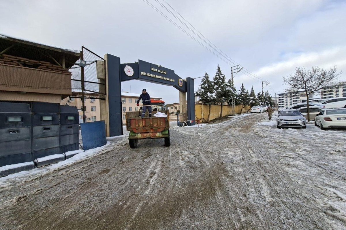 Siirt’te kar yağışı sonrası tuzlama ve buzlanmaya karşı çalışmalar sürüyor