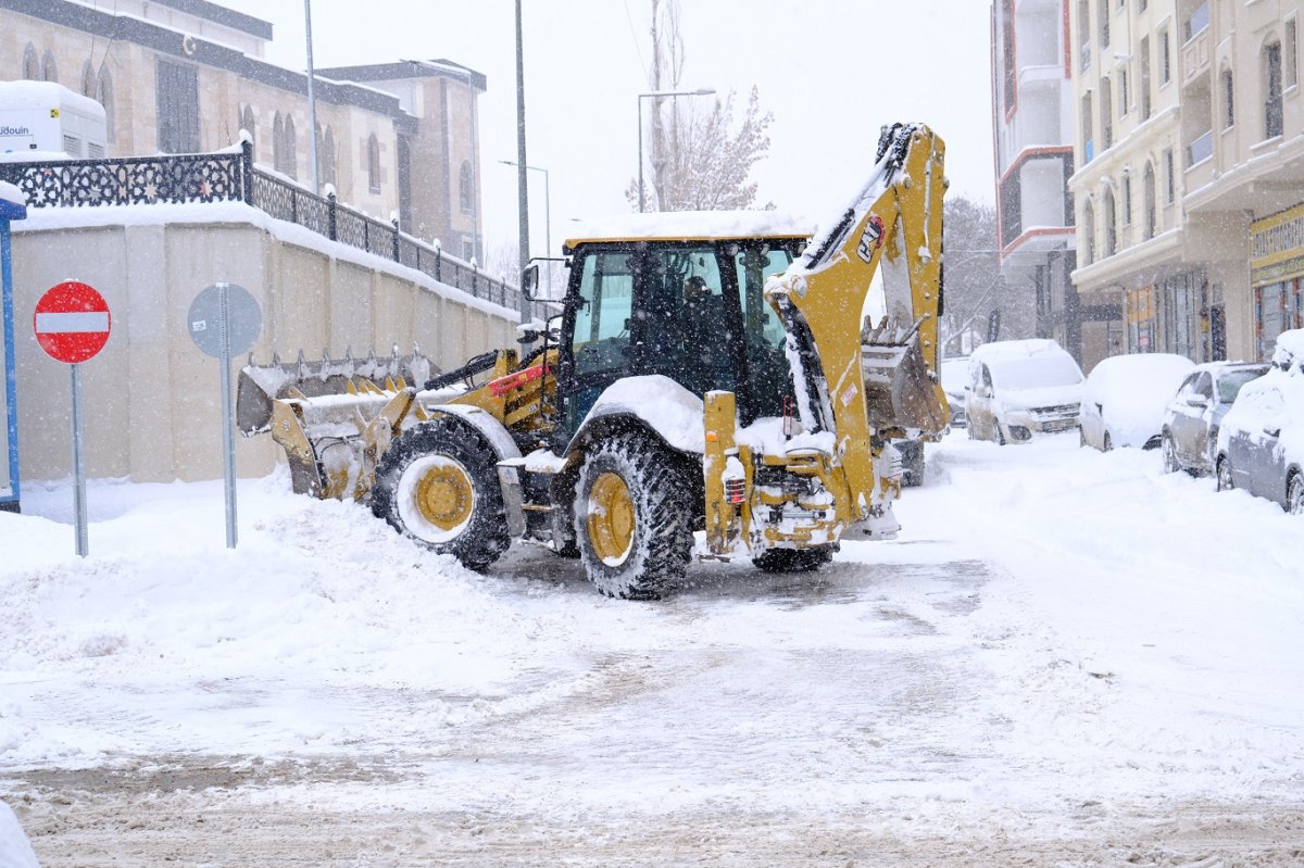 Van’da yoğun kar yağışı etkisini sürdürüyor