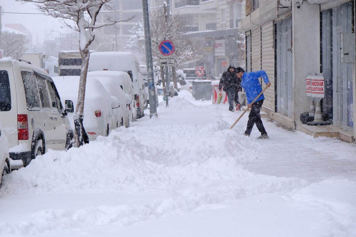 Van’da yoğun kar yağışı etkisini sürdürüyor