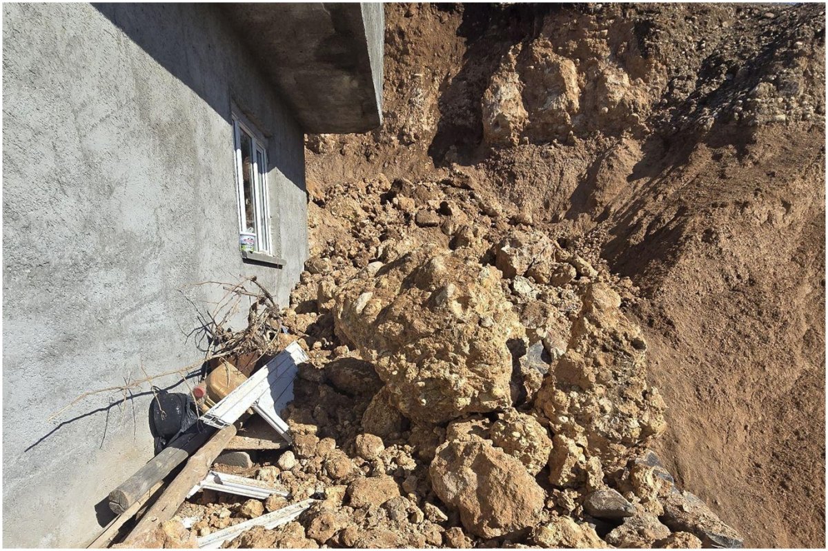 Cizre'de toprak kaymasında 3 ev kullanılamaz hale geldi
