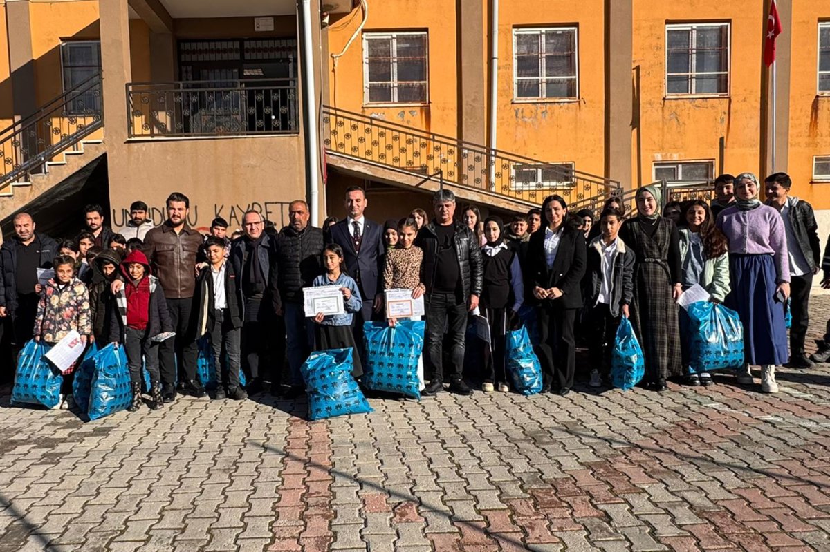 Habizbinililer Derneği, Belediye Başkanı Özhan'ı ziyaret edip öğrencilere mont dağıttı