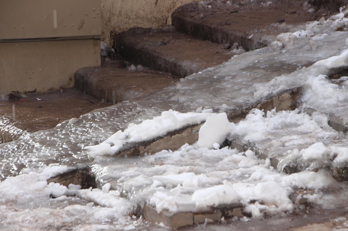 Mardin Tarihi Çarşı’da biriken kar buz tehlikesine dönüştü: Esnaf ve vatandaşlardan yetkililere çağrı
