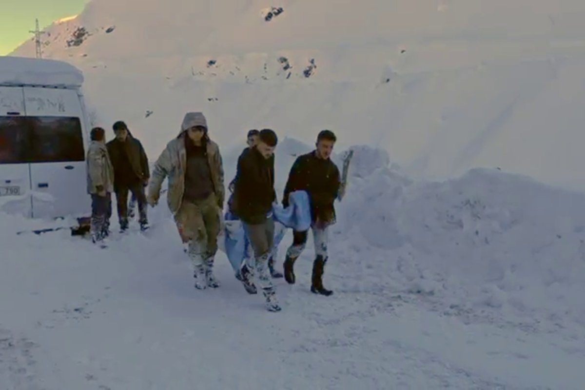 Siirt’te kar temizlerken düşen 16 yaşındaki genç ekiplerce kurtarıldı