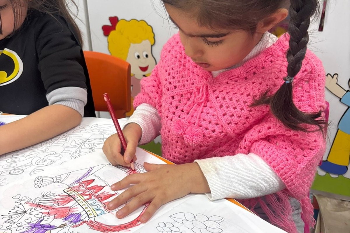 ADEM'de anneler meslek ediniyor, çocuklar oyunla gelişiyor