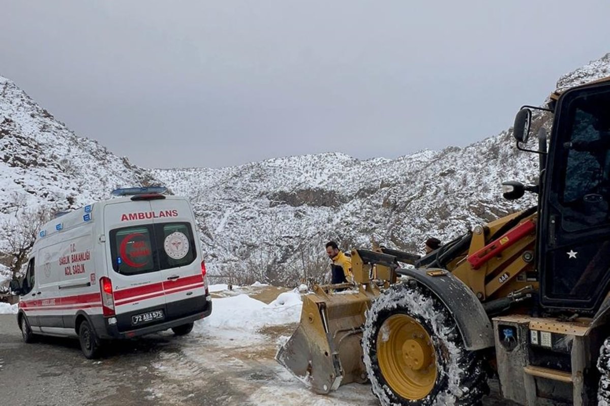 Batman’da karla kapanan yol açıldı, 14 yaşındaki çocuk hastaneye ulaştırıldı