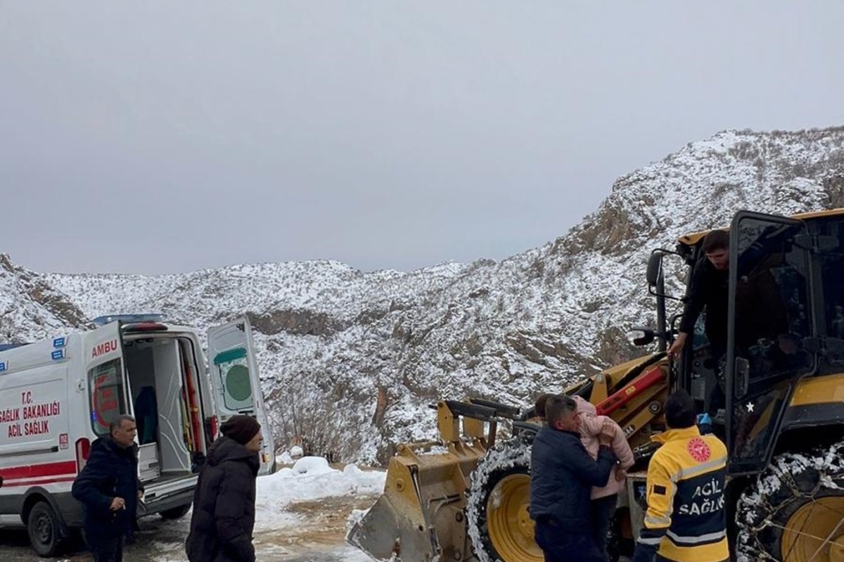 Batman’da karla kapanan yol açıldı, 14 yaşındaki çocuk hastaneye ulaştırıldı