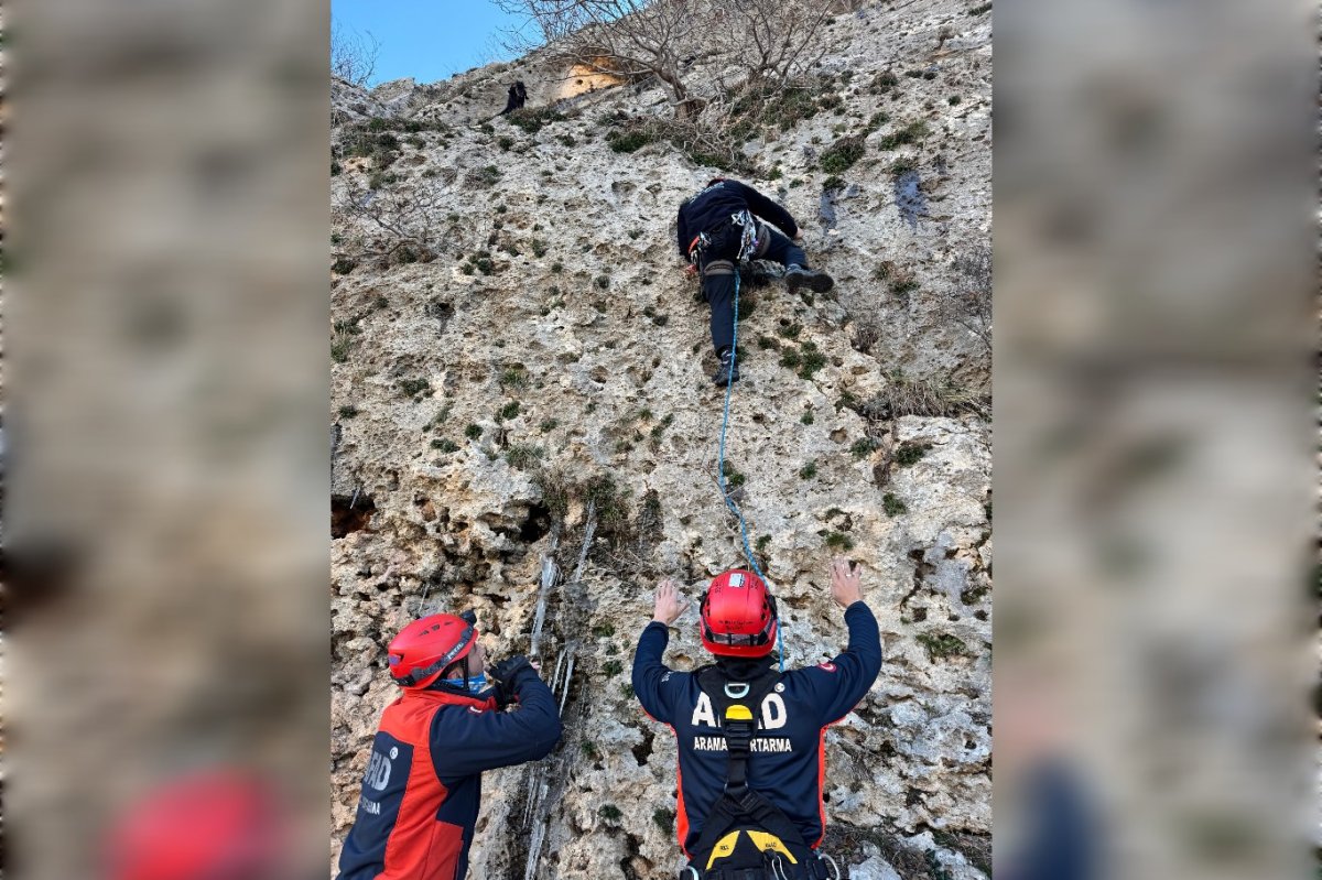 Mardin’de dağda mahsur kalan keçi kurtarıldı