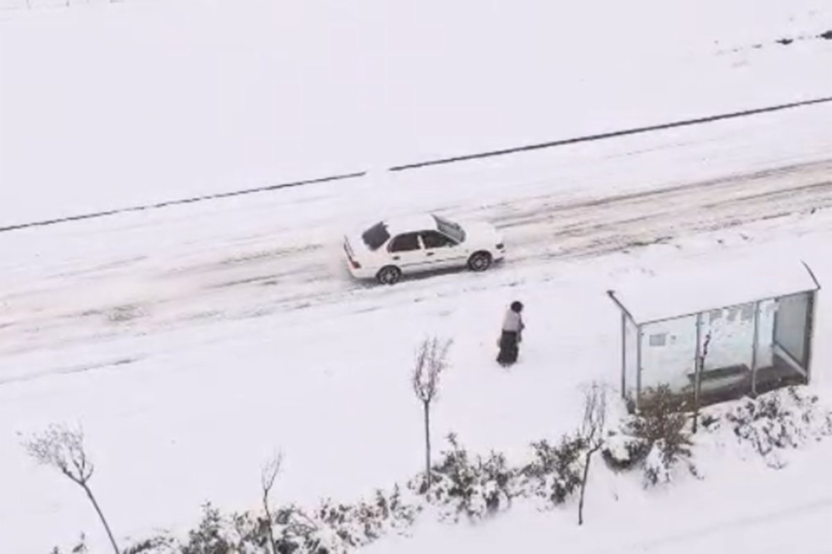 Batman'da kar nedeniyle araçlar yolda kaldı