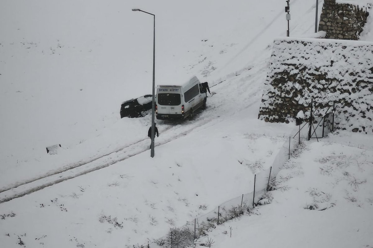 Batman'da kar nedeniyle araçlar yolda kaldı
